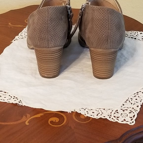 DV 8 Jinna Perforated Peep Toe Bootie Size 6 Taupe - Picture 4 of 7